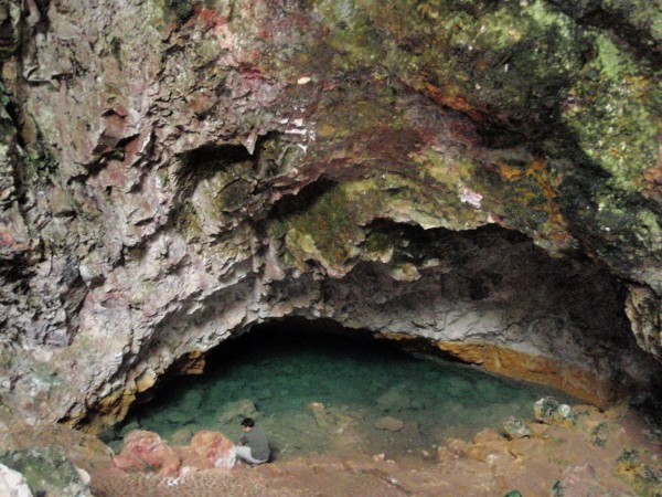 Ryan is cleaning his ring in the Ruatapu Cave