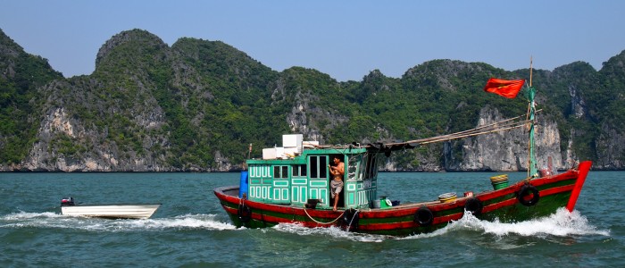Vietnam Halong Bay 25 - Panorama small boat VQ